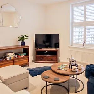 https://villa-stunning-2-bed-with-private-patio-and-free-parking.tophotelsbath.com