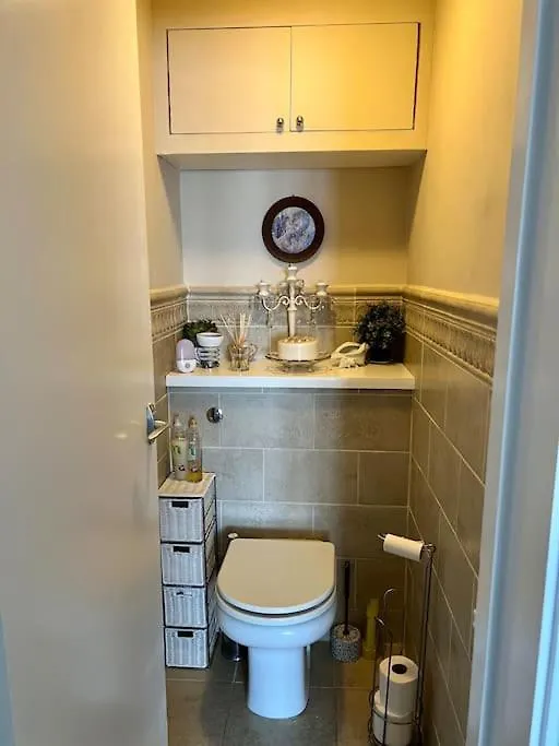 Central Hove Large 2 Bedroom Private Residence With Parking & Beach Hut 0*, Brighton