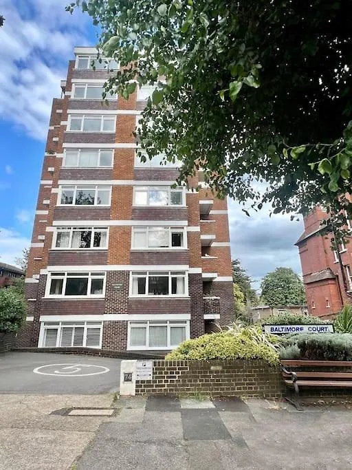 Central Hove Large 2 Bedroom Private Residence With Parking & Beach Hut