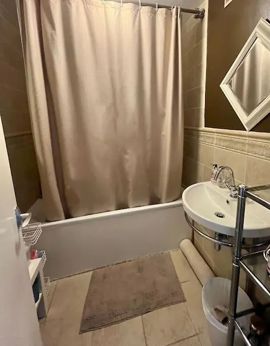 Central Hove Large 2 Bedroom Private Residence With Parking & Beach Hut